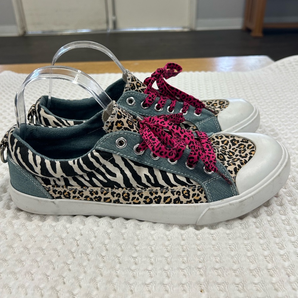 Stylish Leopard Print Sneakers with Pink Laces - Picture 4 of 7